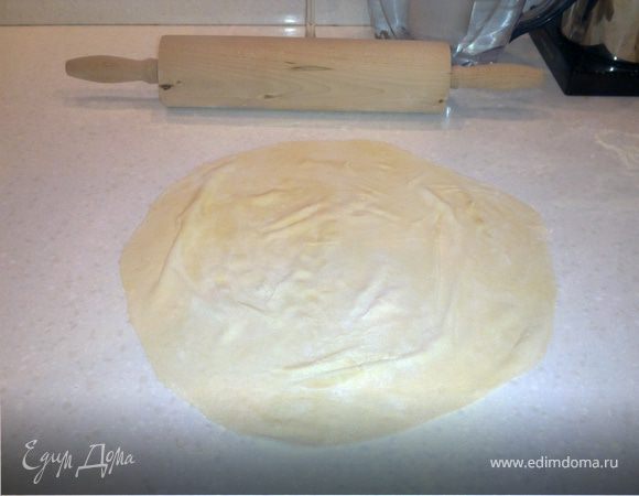 Каждый шарик раскатываем в тонкий блин и отправляем в духовку разогретую до 240гр.