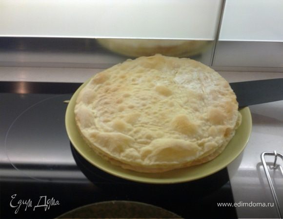 Кода все коржи испеклись,смазываем их обильно кремом.
Крем: Взбиваем сметану с сахаром.