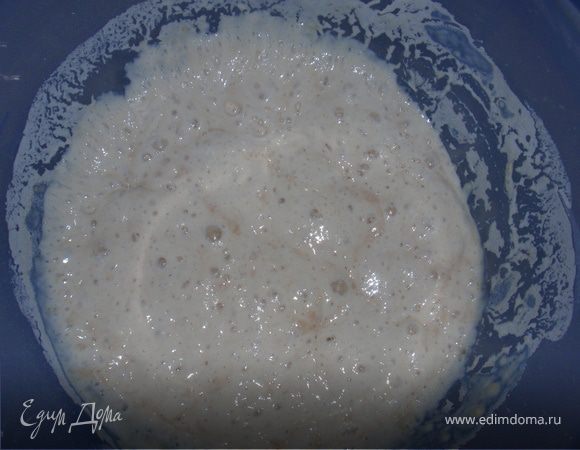 Влить в миску воду, всыпать 220гр пшеничной муки и дрожжи. Вымешать и оставить на 1,5-2 часа.