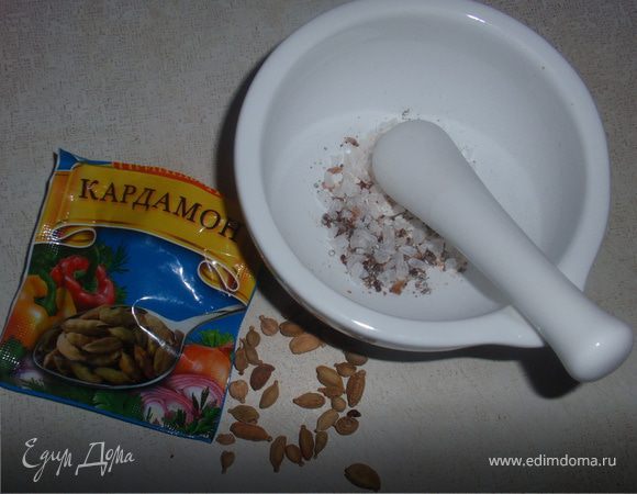 Обдать финики кипятком. Соль перетереть в ступке с кардамоном. Добавить в тесто 220гр пшеничной муки, овсяной муки, финики, мандариновый сок, соль с кардамоном и 25 мл оливкового масла. Вымесить. Накрыть миску полотенцем и оставить на 1час.