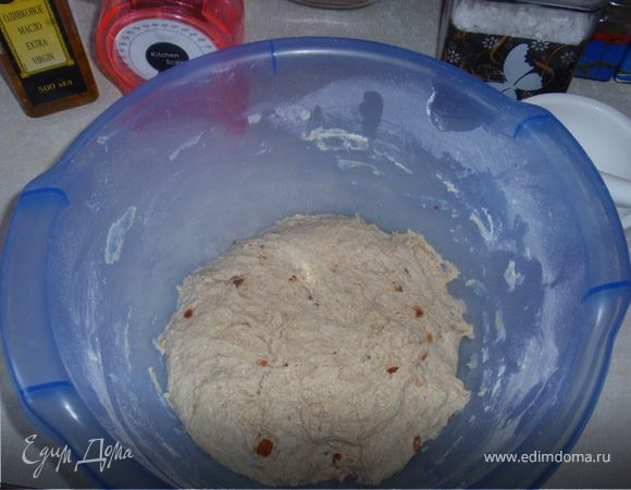 Добавляем в тесто 50 мл оливкового масла и еще раз вымешиваем, даем постоять 45мин.