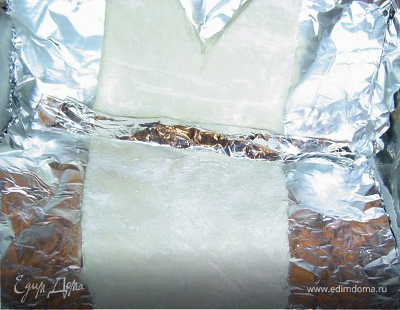 Укладываем его на фольгу.Сгинаем фольгу с тестом под углом 90 гр.