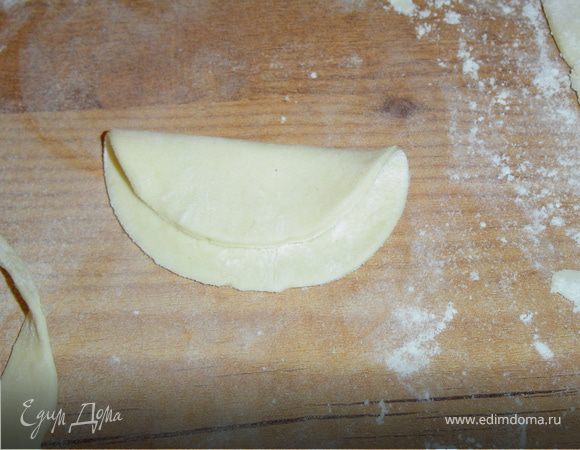 Формочкой вырезаем два кружочка.Один из кружков складываем так как показано на фото.