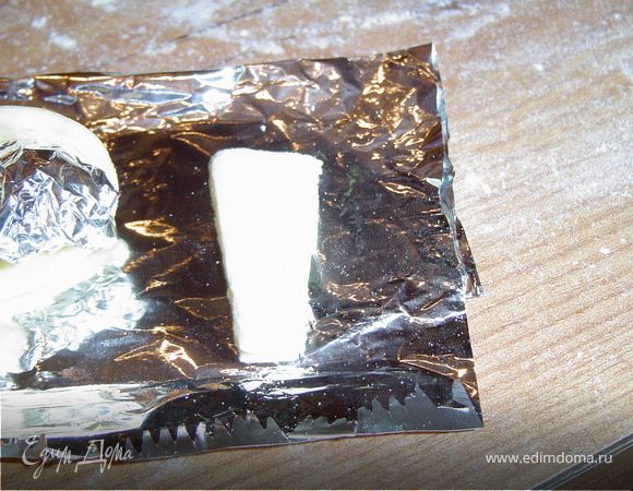 Вырезаем будущий носик.Теперь все части будущей слоечки отправляем в духовку и выпекаем их до готовности при температуре 180 гр.