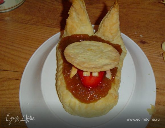 От клубнички отрезаем(вдоль) кусочек,и укладываем на повидло.Это язык.Из сладкой соломки делаем четыре зуба,устанавливаем их.Сверху накрываем испеченным кружочком.