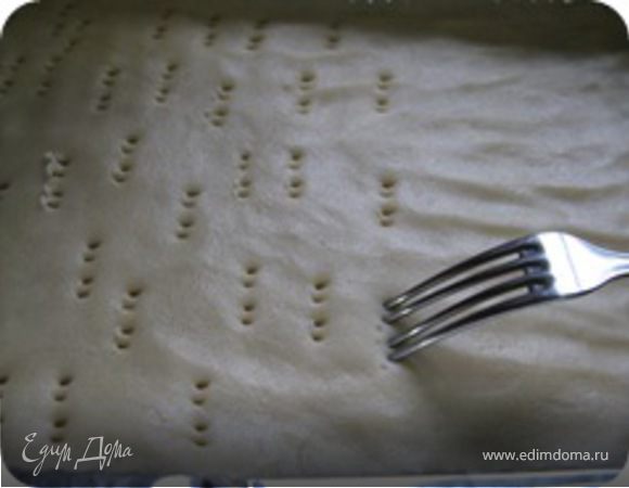 Распределить тесто по формочке( у меня размер формочки 30 на 40) и вилкой проклоть в нескольких местах