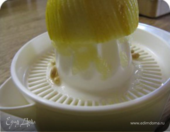 Выдавить сок 2 лимонов