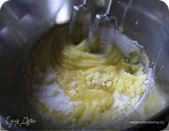 Смешать в отдельной миске муку и  разрыхлитель.Миксером взбить сахар с яицами минут 7 (до устойяивых пиков)