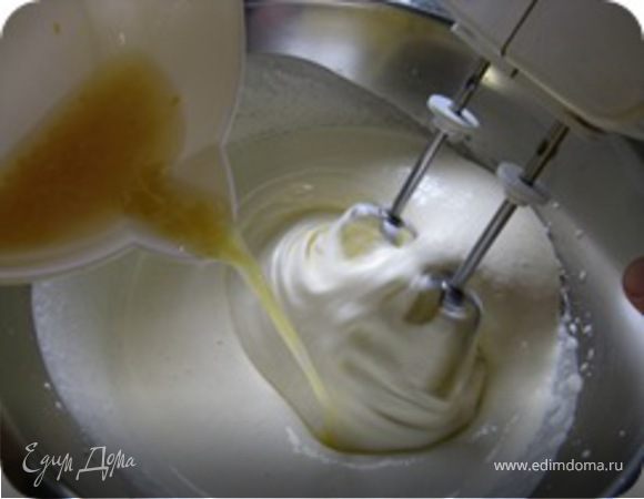 Когда получиться густая пена уменьшить скорость миксера и добавить сок лимона , цедру, муку и разрыхлитель.