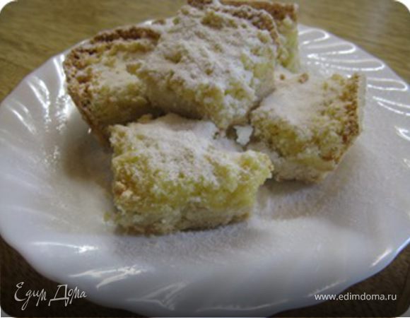 Готовое тесто с кремом разрезать на кусочки ,остудить и посыпать сахарной пудрой.Сверху крем становиться плотным и хрустящим а внутри остается мягкий лимонный пудинг.
P.S Иногда я срезаю верхний плотный слой перемалываю в крошку и посыпаю сверху печенье.Но срезать нужно аккуратно чьобы не поломать все тесто .