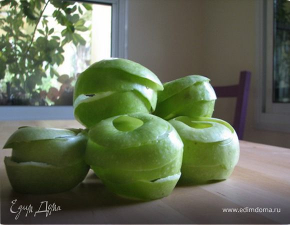 Срезать тонкую кожуру с яблок.