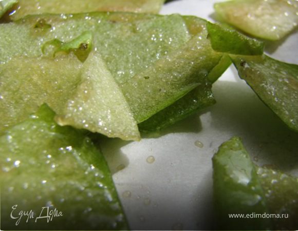 Порезать кажуру на кусочки.Выложить га широкий противень.Сверху щедро аосыпать сахаром. Выпекать примерно 15 минут при 100 градусах
Кожура при выпечки пустит сок и в присутствии сахара получиться карамель.