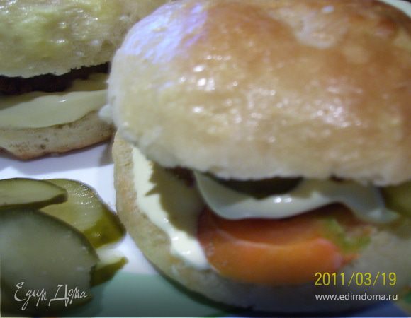 Теперь собираем наш закрытый бутерброд. Булочку разрезаем пололам. Нижнюю часть смазываем майонезно-чесночной массой, укладываем тонко нарезанный помидор. Далее - котлетка. Затем снова майонез. Пластики огурчика, плавленый сыр. Укрываем второй половинкой булочки.
Вот так! Мои были довольны!