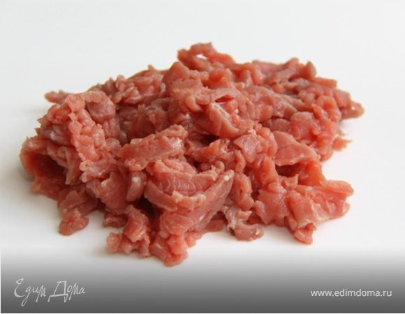 1. Режем мясо на очень тонкие небольшие кусочки, как на фото.

