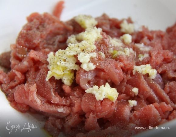 2. Смешиваем мясо с чесноком, небольшим количеством оливкового масла, солим и перчим.