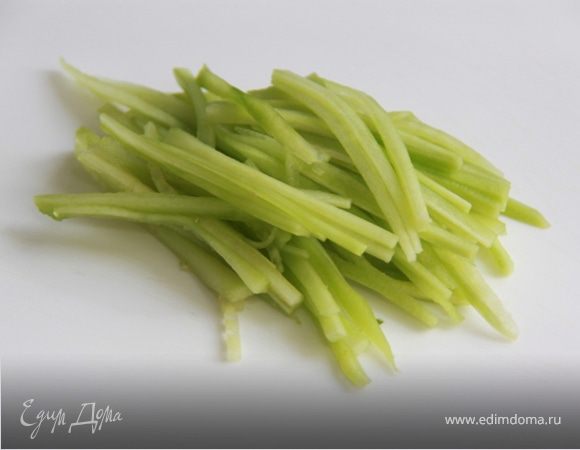 5. Режем огурец без шкурки и семян на тонкие длинные полосочки.