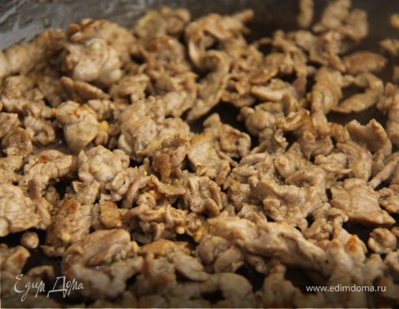 7. В хорошо разогретую сковородку вливаем масло и обжариваем мясо в течении 1 минуты, до образования золотистой корочки. Но не зажариваем сильно.