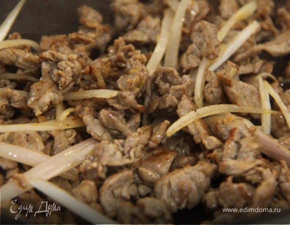 8. Добавляем лук и жарим ещё 30 секунд.