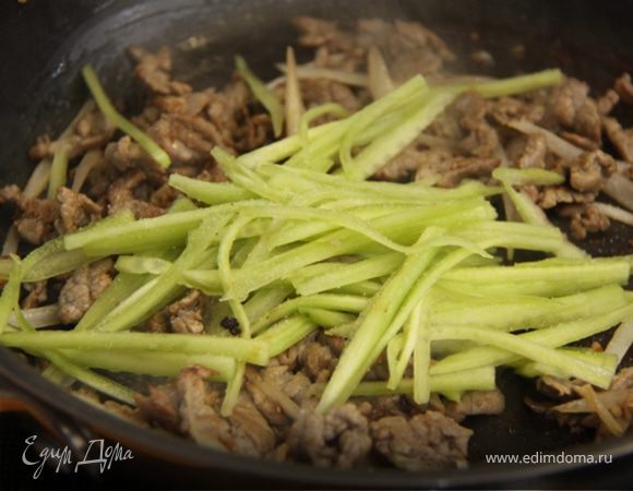 9. Добавляем нарезанный огурец и жарим секунд 30, пока огурец не станет мягким.