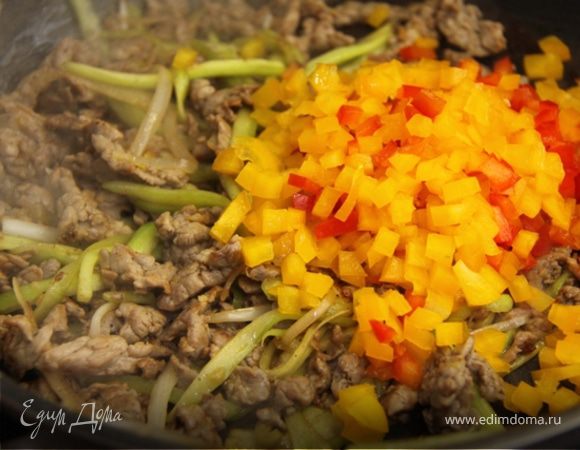 10. Добавляем перец и ещё жарим секунд 30.