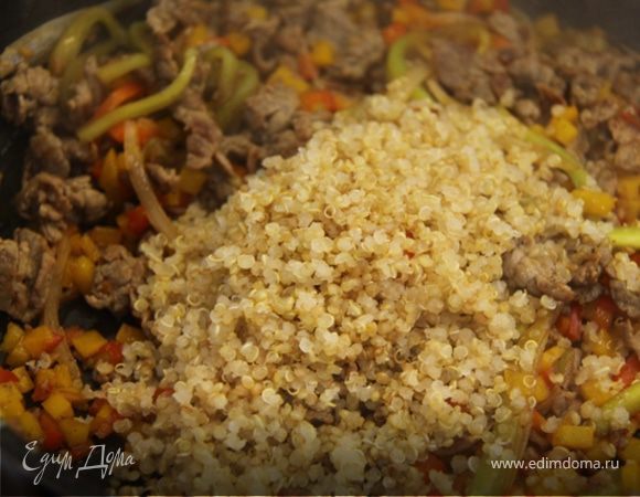 11. Добавляем готовый квиноа и всё тщательно перемешиваем.

