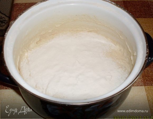 Если у вас нет опыта, советую уменьшить количество ингредиентов в 2 раза. Дрожжи растворите в теплой воде, добавьте сахар, просейте муку, замесите (по часовой стрелке) опару, накройте полотенцем, оставьте на 40 минут в теплом месте.