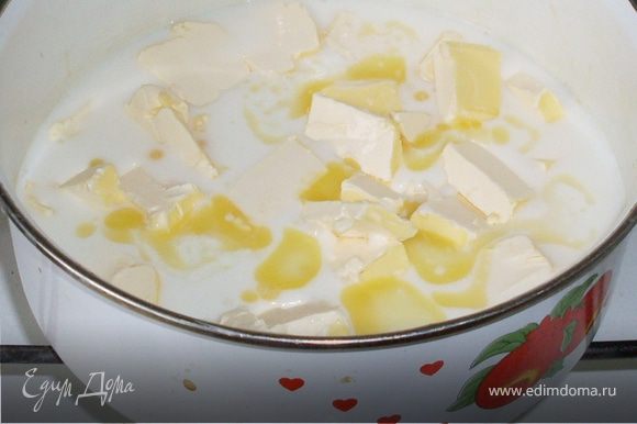 В посуду влейте молоко, нарежьте кубиками маргарин, всыпьте сахар и нагрейте (не доводите до кипения!) до растворения сахара и маргарина.