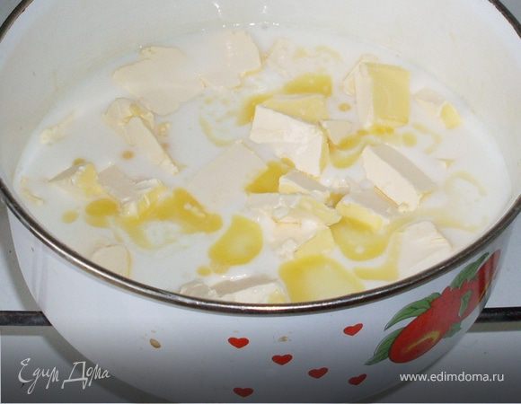 В посуду влейте молоко, нарежьте кубиками маргарин, всыпьте сахар и нагрейте (не доводите до кипения!) до растворения сахара и маргарина.