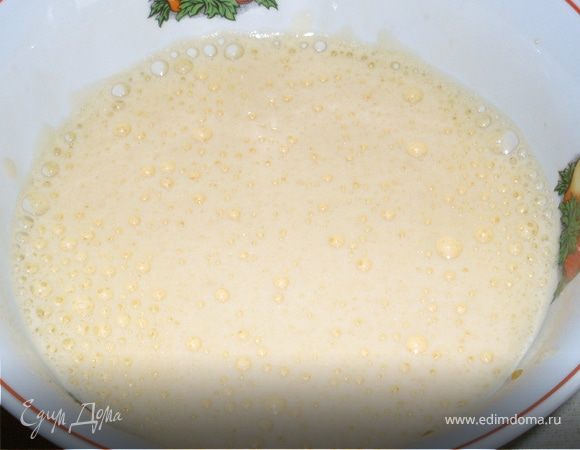 Взбейте яйца.