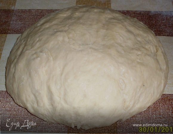 В кастрюлю перелейте смесь из п. 4. Дайте остыть до теплого состояния, сюда же добавьте ванильный сахар, соль. В опару влейте эту смесь, аккуратно перемешайте рукой и сюда же — взбитые яйца, перемешайте.<br />
Потихоньку начинайте добавлять просеянную муку, стакан за стаканом, сначала мешайте рукой, строго в одном направлении, пока тесто не станет упругим.<br />
Выложите тесто на стол (руки и стол смажьте растительным маслом) и окончательно замесите тесто. Для легкости и пышности тесто можно бить об стол. Я сразу распределяю тесто по трем разным кастрюлям (за неимением одной большой емкости), накройте полотенцем и поставьте в теплое место, подождите, когда тесто поднимется. Оно увеличится за 2–2,5 ч в 3 раза.