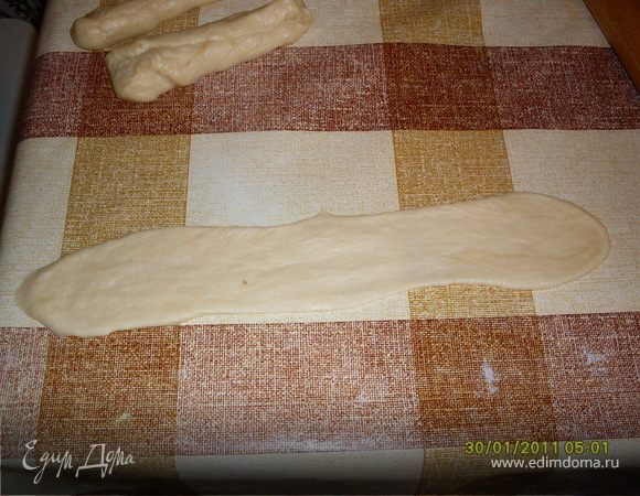 Раскатайте из теста полоски. 