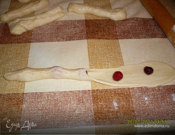 Подойдет замороженная вишня.