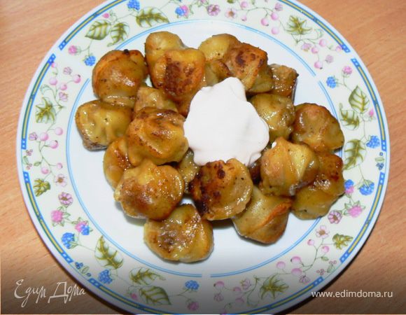 Залить пол стаконом воды.Закрыть крышкой, убавить огонь, тушить 5 минут. Открыть крышку, помешать и продолжать тушить до тех пор, пока вода не испариться.
Подавать с соусом. Приятного аппетита!!!) 