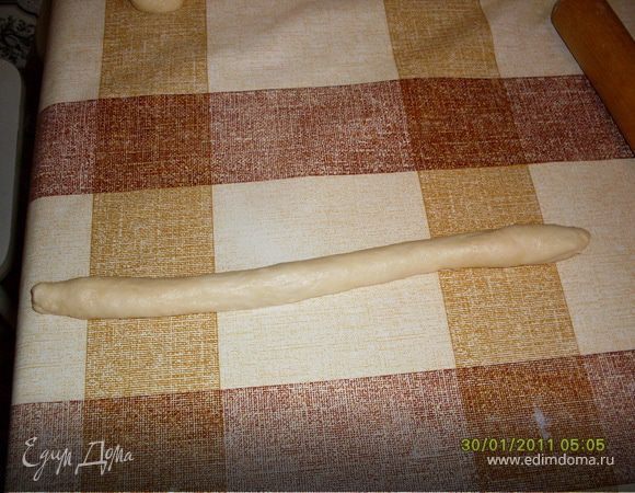 Защипните края полоски, скатайте в трубочку.