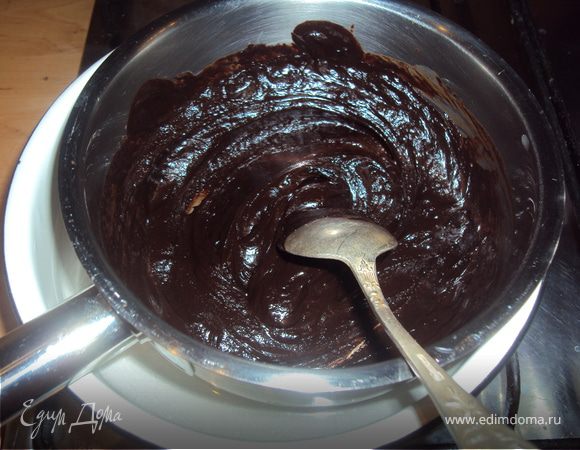 Растопить шоколад со сливками на водяной бане до гладкости.