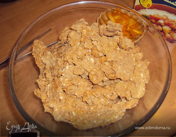 Аккуратно перемешать с хлопьями и выложить на застеленный пергаментом противень. Убрать в холодильник до застывания.
