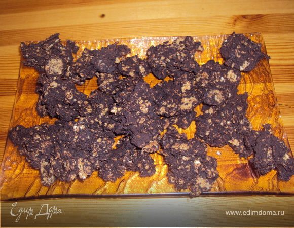 Переложить на блюдо и удивить гостей простым, но очень вкусным десертом.