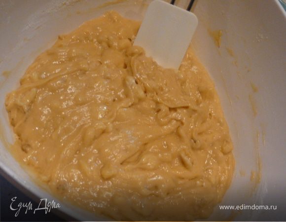 Сначала растереть сахар с маслом, взбивая положить 3 яйца, бананы, мелко нарезаные (хотя это по вкусу, можно размять совсем), соль и ванильный сахар. Добавить муку и разрыхлитель.
Смазать форму для пирога (моя 22см), выложить тесто, сверху можно посыпать грецкими орехами, вдавливая их немного внутрь. 
Духовка 175С, на 45 минут. По желанию, можно сверху потом смазать чем-нибудь (сливочная глазурь, шоколад..)