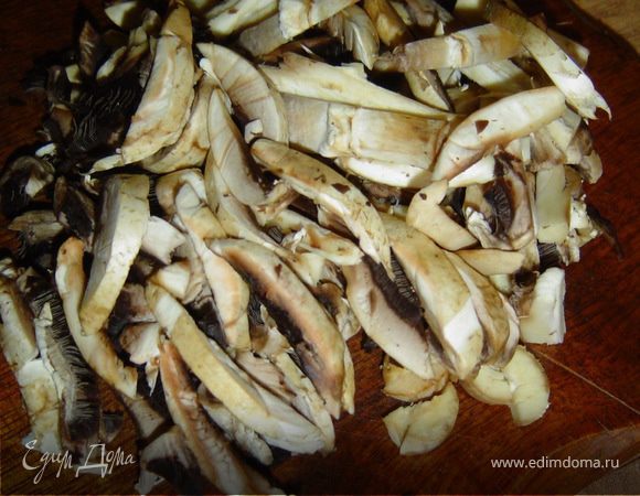 Грибы нарезаем пластинками, также обжариваем.