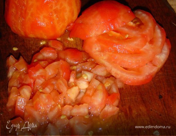 Помидоры бланшируем в кипящей воде, снимаем кожицу, измельчаем.