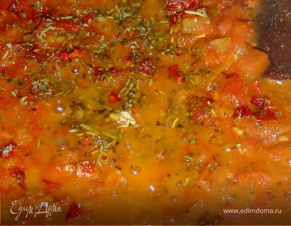 В сковороду с разогретым оливковым маслом выкладываем помидоры, добавляем бульон, лепестки паприки, итальянские травы, сухой лук, сухой чеснок, перец чили (порошок), специи для помидоров и тушим до испарения влаги.