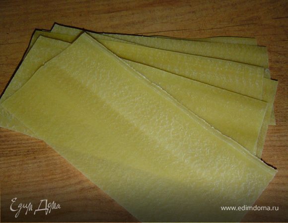 Листы для лазаньи отвариваем (столько времени, как указано на упаковке)