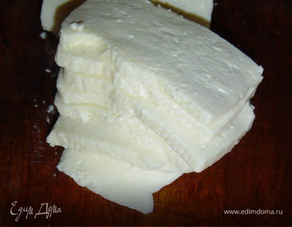 Брынзу нарезаем пластинками.