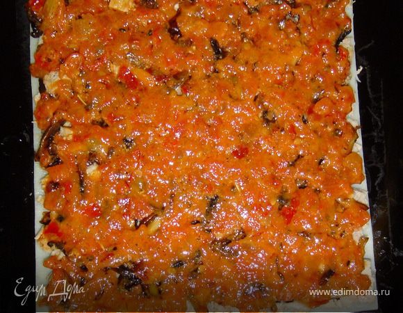 затем соус из помидоров.