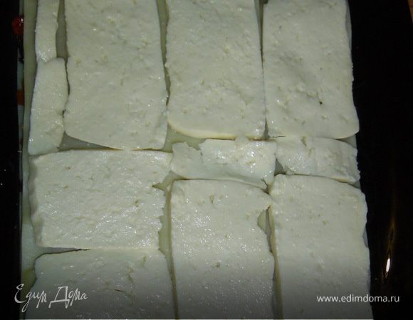 Все это накрываем листами лазаньи, а на них кладем пластинки брынзы.