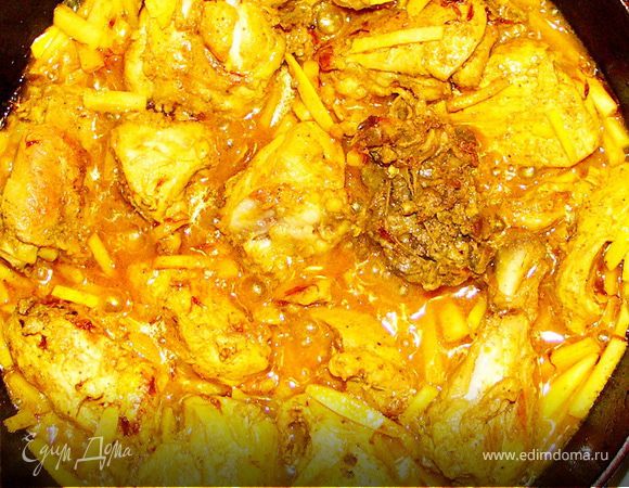 Курицу порезать на кусочки.Залить соком лимона,половиной пряностей и масла.Всё перемешать и оставить в закрытой ёмкости на несколько часов.(Я оставила часов на 12.Два часа при комнатной температуре,остальное время в холодильнике)Иногда встряхивать.Айву покрошить соломкой перед самым приготовлением курочки.Разогреть оставшееся масло на толстой сковороде и быстро обжарить курочку на сильном огне с двух сторон.Добавить сок в котором мариновалась курочка,айву и оставшиеся пряности.Закрыть крышкой и потушить на среднем огне 15 мин.