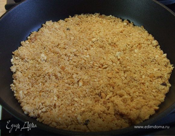 1 шаг:Печенье измельчить в крошку, смешать с сахарной пудрой и растопленным сливочным маслом. Высыпать на дно формы.