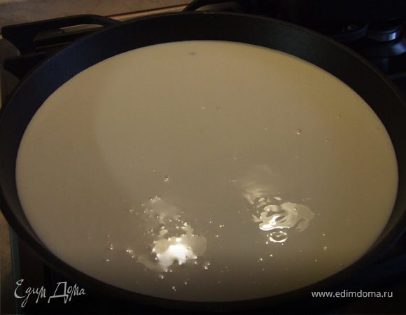 2 шаг: Сыр, сметану, сгущенку и яйца перемешать и залить в форму.