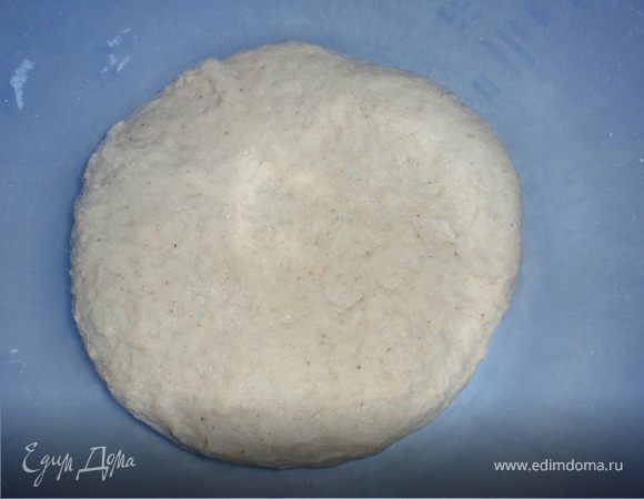 Смешать в миске муку, дрожжи, ваниль, соль. Растопить в молоке масло и сахар, остудить, добавить один желток. Замесить в тесто. Накрыть полотенцем и оставить на 1 час в темном месте.