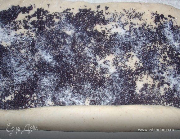 Раскатать тесто в тонкий пласт, посыпать предварительно отваренным маком (варить 5мин, воду слить) и посыпать сахаром. Свернуть рулет